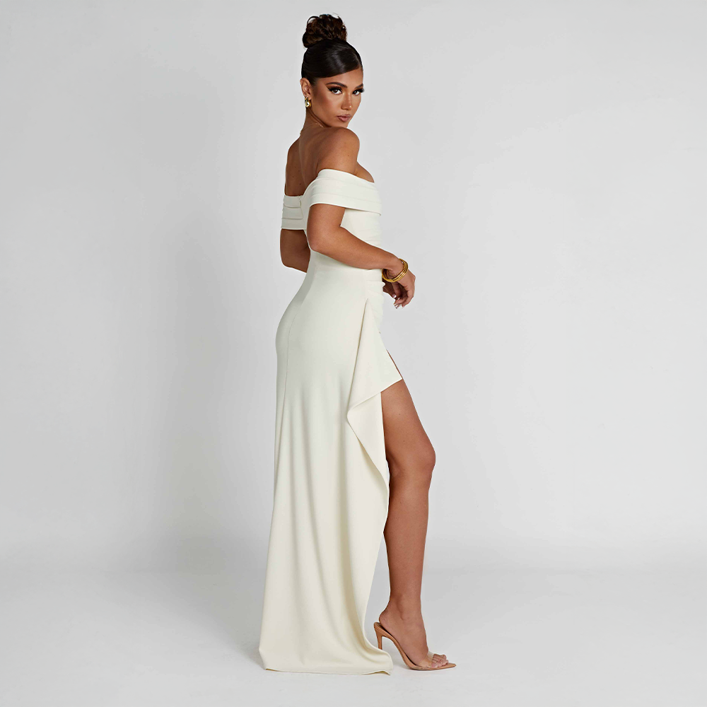 Lorène elegantly shaped